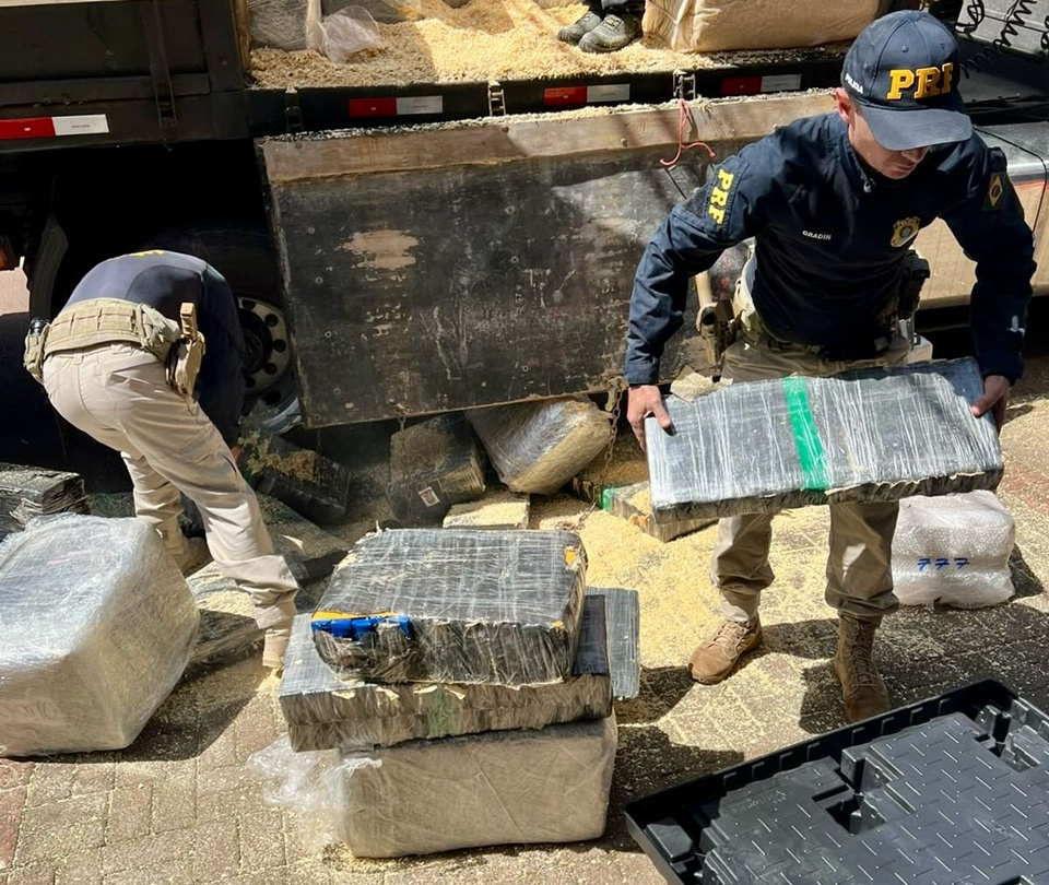 PRF APREENDE 2,6 TONELADAS DE MACONHA ESCONDIDAS EM CAMINHÃO COM MARAVALHA EM CASCAVEL