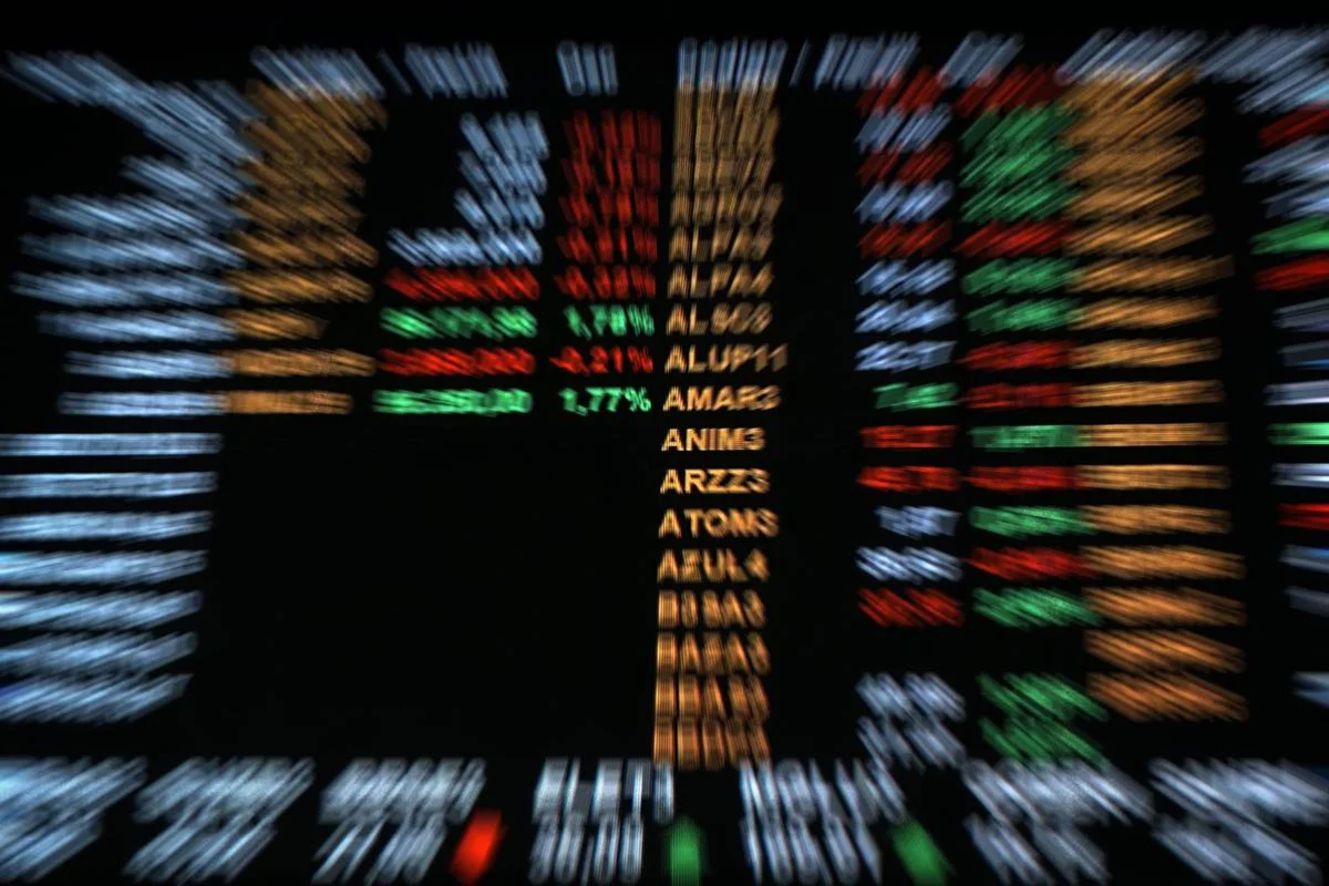📈 BOLSA DISPARA E FECHA ACIMA DOS 208 MIL PONTOS EM MEIO À DISPUTA PRESIDENCIAL