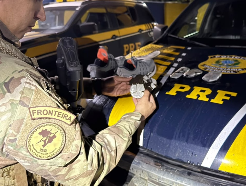 PRF DESCOBRE HAXIXE ESCONDIDO SOB PALMILHAS DE TÊNIS E PRENDE PASSAGEIRO EM CAMPO MOURÃO