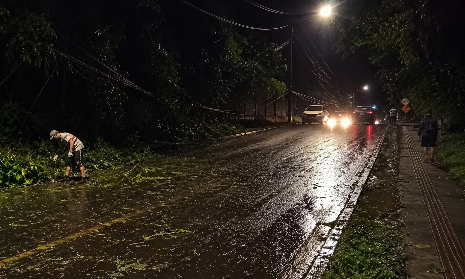 PERIGO NA PISTA! Motociclista fica ferido após encontrar galhos espalhados em rua de Campo Mourão