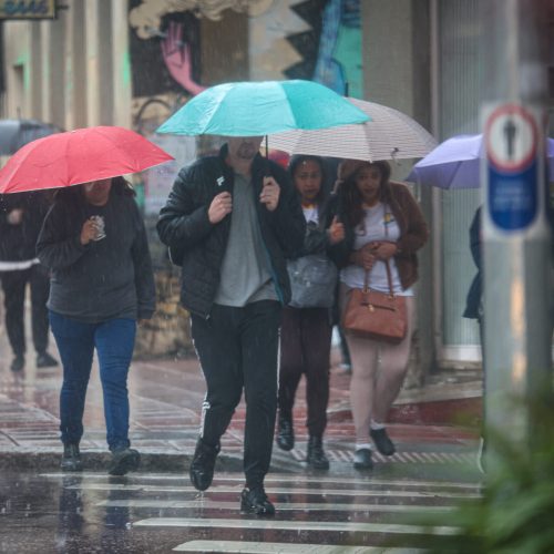 Paraná registra raios e granizo: chuva diminui na sexta, mas ganha força no fim de semana