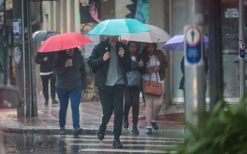 Paraná registra raios e granizo: chuva diminui na sexta, mas ganha força no fim de semana