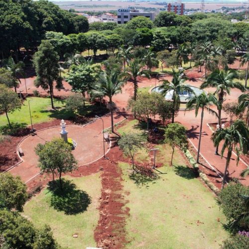 Praças da área central de Campo Mourão recebem obras