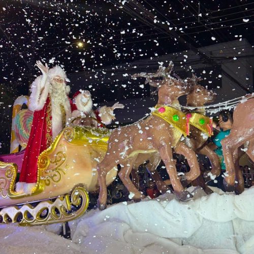 Cortejo leva a magia do Natal ao centro de Campo Mourão