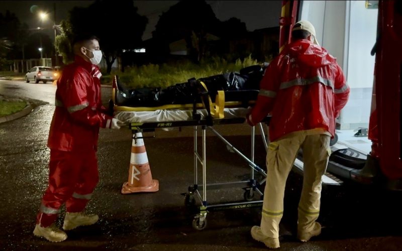 Motociclista de 22 anos fica ferido em colisão na Avenida dos Lagos
