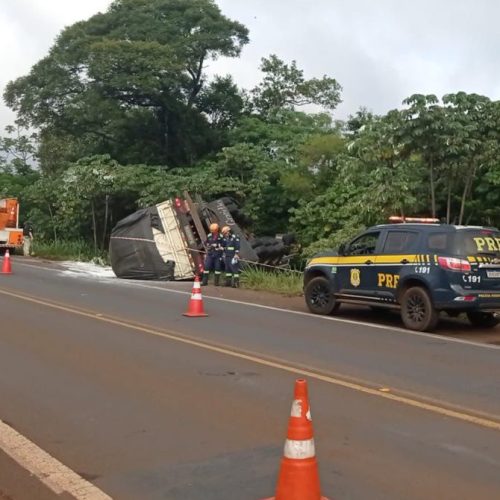 Mulher morre em acidente entre carro e caminhão na BR-369