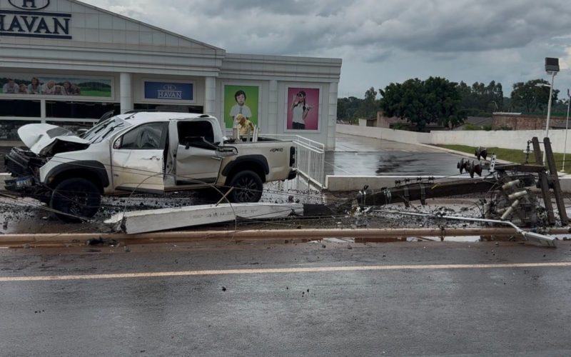 Acidente na Perimetral deixa mulher ferida após caminhonete colidir contra poste