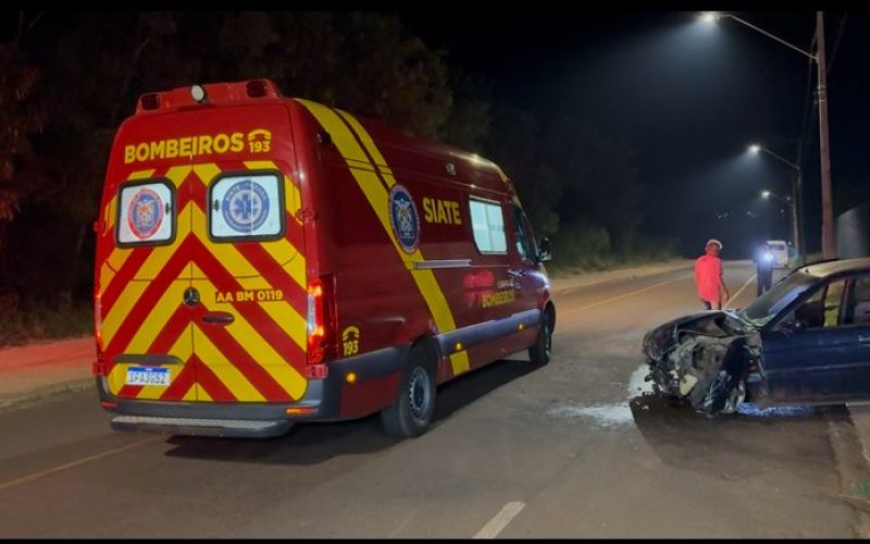 Carro colide violentamente contra poste e mobiliza Equipes de Resgate em Campo Mourão