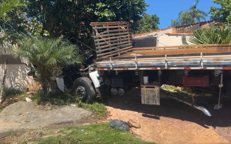 Caminhão invade residência no Jardim Paulista e acende alerta para número de acidentes em Campo Mourão
