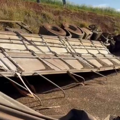 Carreta Tomba no Anel Viário de Campo Mourão e Espalha Carga de Cereal