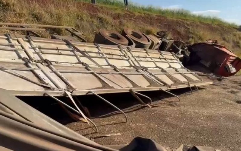 Carreta Tomba no Anel Viário de Campo Mourão e Espalha Carga de Cereal