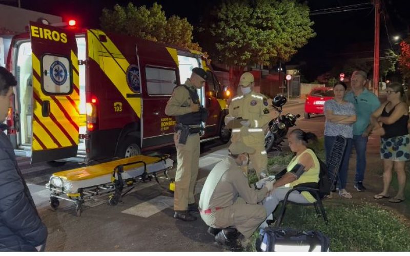 Acidente entre carro e moto deixa casal de idosos levemente feridos