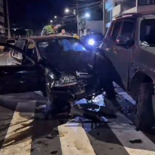 Colisão no Centro de Campo Mourão Deixa Passageira Ferida após Avanço de Preferencial