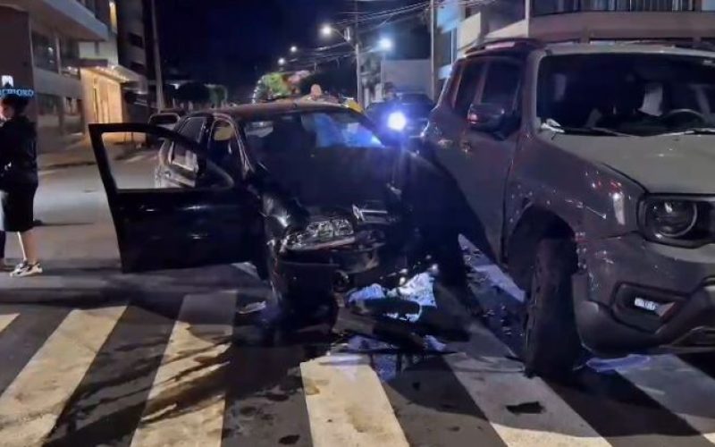 Colisão no Centro de Campo Mourão Deixa Passageira Ferida após Avanço de Preferencial