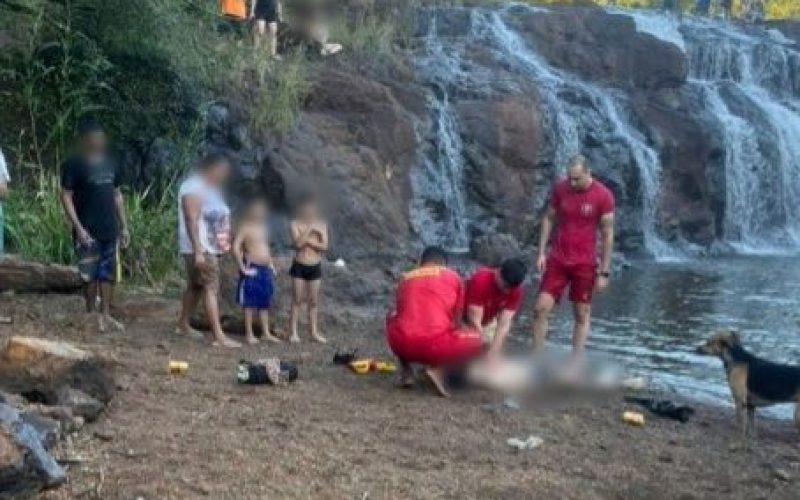 Jovem de 18 anos morre afogado em cachoeira no Barreiro das Frutas; adolescente é resgatado