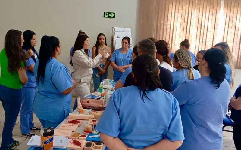 Profissionais de enfermagem participam de capacitação sobre tratamento de feridas promovida pela Secretaria de Saúde