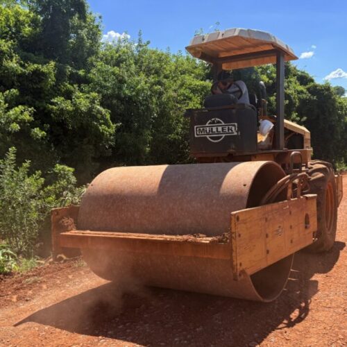Prefeitura realiza readequação de trechos rurais estratégicos para produtores e transporte escolar