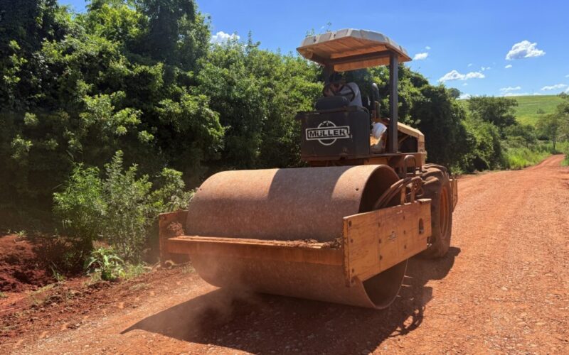 Prefeitura realiza readequação de trechos rurais estratégicos para produtores e transporte escolar