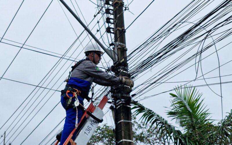 Mutirão começa a retirar fios soltos de postes na região do Lar Paraná, em Campo Mourão