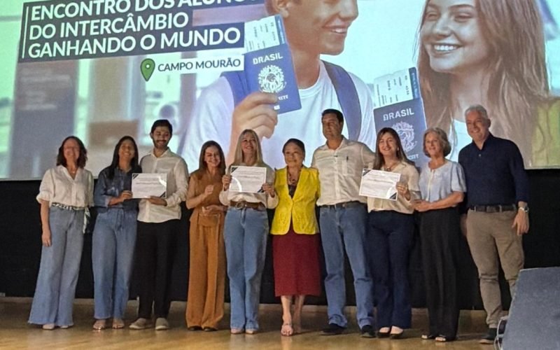 Campo Mourão recebe governador Ratinho Júnior em encontro com estudantes do Ganhando o Mundo