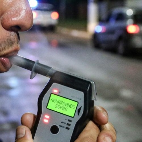 Homem é preso em flagrante por embriaguez ao volante e CNH suspensa após colidir com veículos no Centro de Campo Mourão