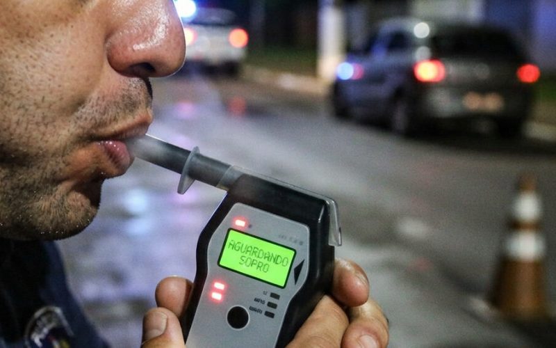 Homem é preso em flagrante por embriaguez ao volante e CNH suspensa após colidir com veículos no Centro de Campo Mourão