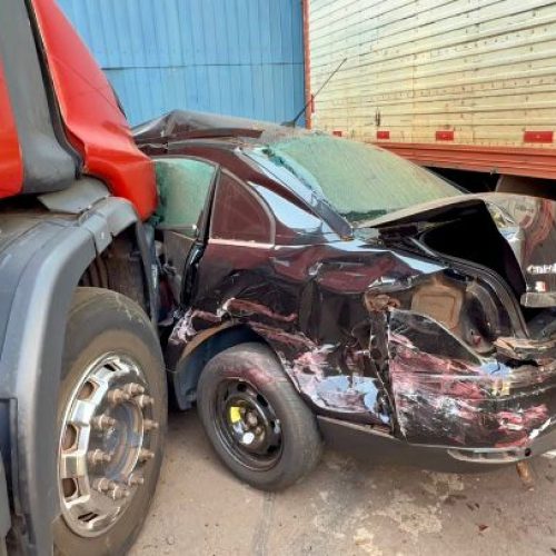 Carro é esmagado por carreta desgovernada em Campo Mourão