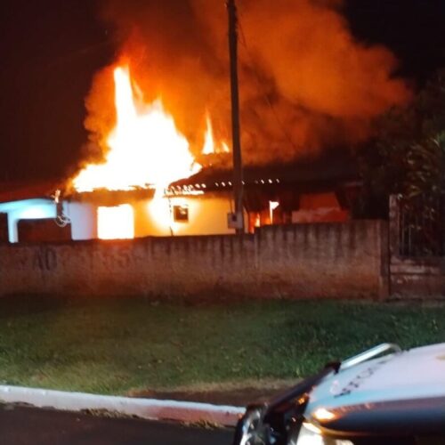 Incêndio destrói residência em Farol e causa a morte de animal de estimação