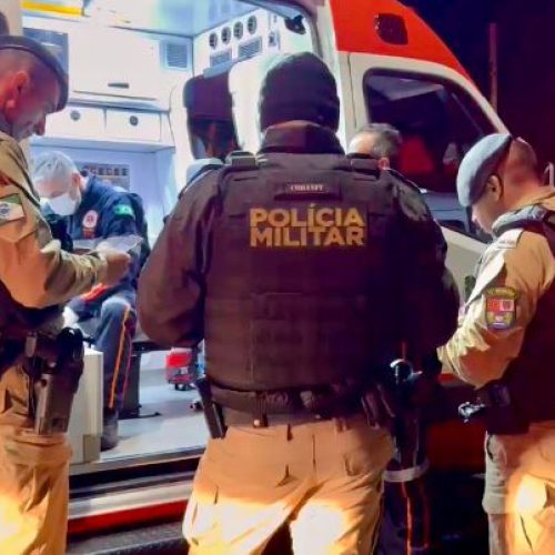 Homem em surto psicótico mobiliza equipes da PM e SAMU na madrugada de sexta-feira