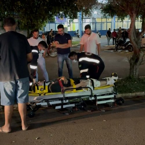 Motociclista fica ferido em acidente em frente ao Teatro Municipal