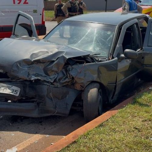 Colisão entre dois carros deixa três pessoas feridas no trevo da PR-158 em Campo Mourão