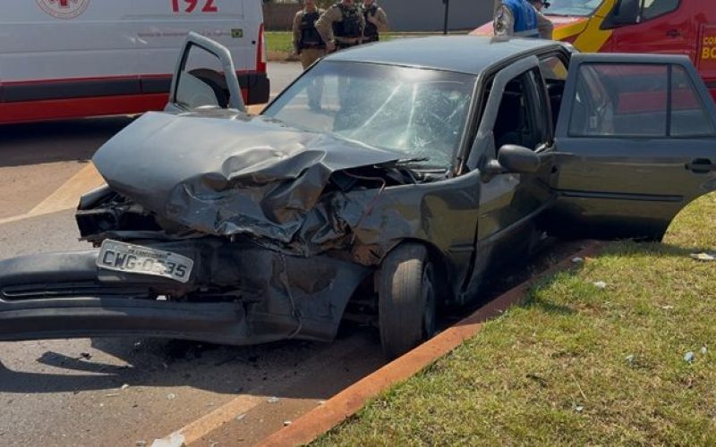 Colisão entre dois carros deixa três pessoas feridas no trevo da PR-158 em Campo Mourão
