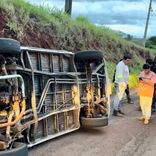 Acidente entre Gol e Kombi é registrado na PR-558, em Campo Mourão