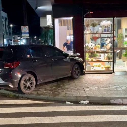 ACIDENTE NO CENTRO DE CM, CARRO COLIDE CONTRA UMA LOJA