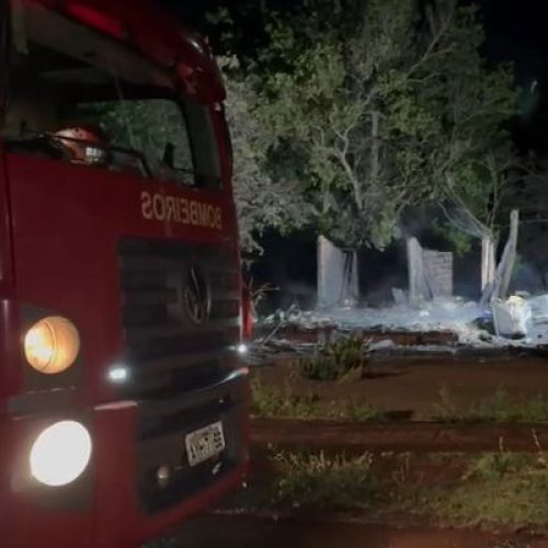Incêndio Destrói Residência em Campo Mourão; Família Pede Ajuda