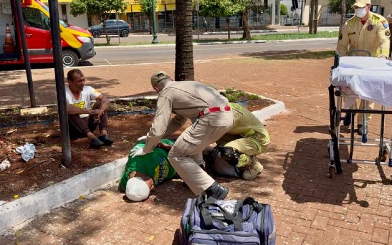 Briga entre Moradores de Rua Termina em Agressão Brutal em Praça Central