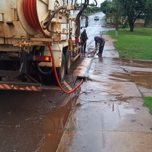 Manutenção de bueiros: uma das várias ações permanentes da prefeitura
