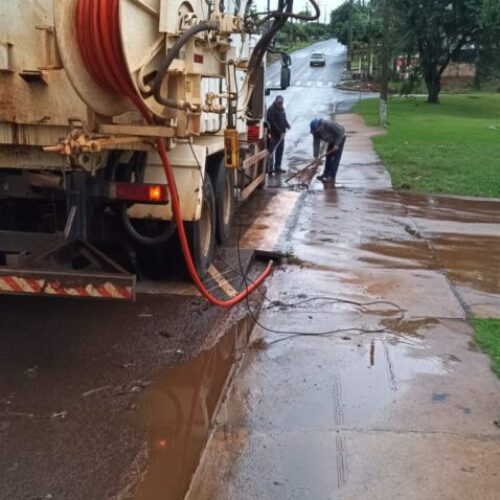 Manutenção de bueiros: uma das várias ações permanentes da prefeitura