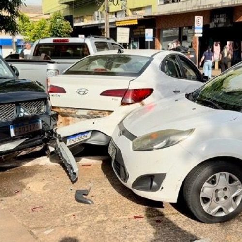Acidente no centro de Campo Mourão — motorista de Pajero atinge dois veículos estacionados
