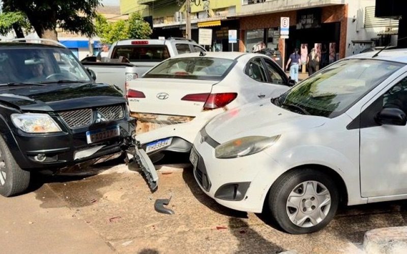 Acidente no centro de Campo Mourão — motorista de Pajero atinge dois veículos estacionados