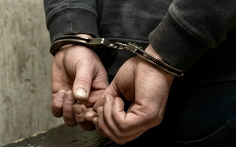 Homem é preso após invadir residência e destruir televisores em Campo Mourão