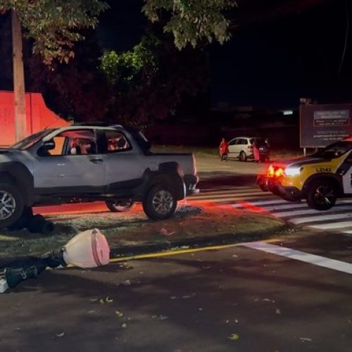 Motorista fica ferido após colisão com árvore e poste em Campo Mourão