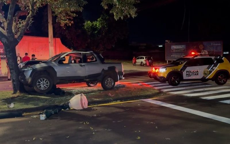 Motorista fica ferido após colisão com árvore e poste em Campo Mourão