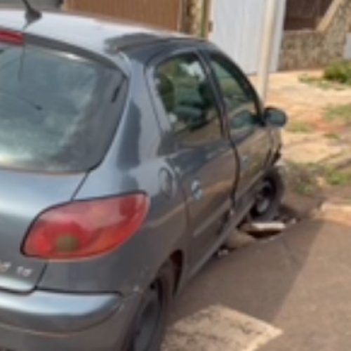 Motorista alcoolizado bate em semáforo e é preso