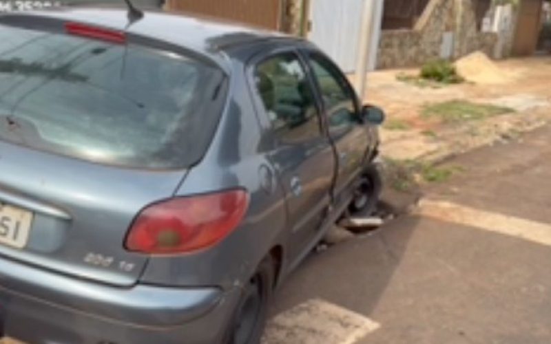 Motorista alcoolizado bate em semáforo e é preso