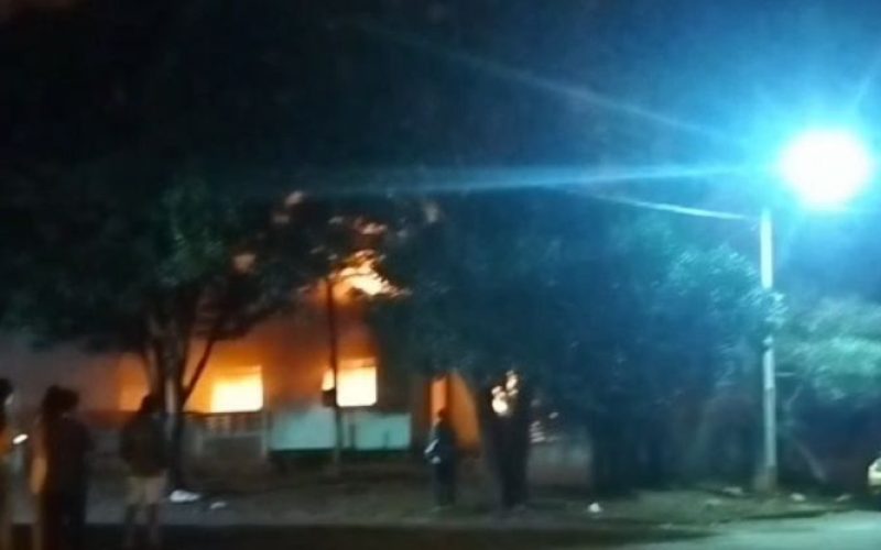 Incêndio atinge residência abandonada em Peabiru