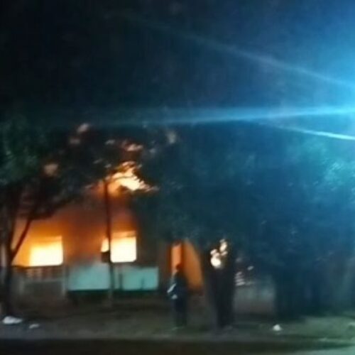 Incêndio atinge residência abandonada em Peabiru