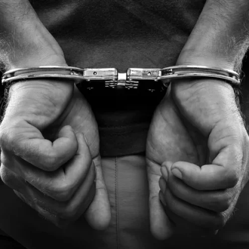 Homem é Detido por Perturbação do Trabalho e Ameaças em Órgão Público no Centro de Campo Mourão