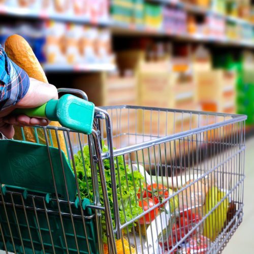 Procon constata variação média de 64% na cesta básica em mercados dos bairros