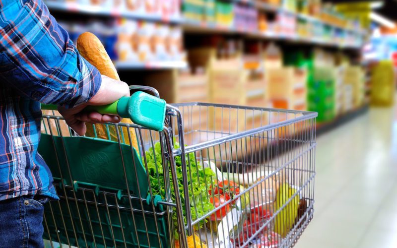 Procon constata variação média de 64% na cesta básica em mercados dos bairros